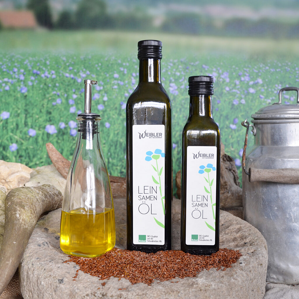 Weibler´s Leinsamenöl im 500ml und 250ml Fläschle aus eigenem Bio-Anbau. Kalt gepresst, unter Sauerstoffabschluss abgefüllt und reich an Omega-3-Fettsäuren